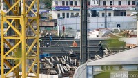 Stasiun Tanah Abang merupakan pusat TOD (Kawasan Berorientasi Transit) yang melayani kegiatan perdagangan dan perkantoran di Jakarta Pusat. 