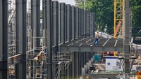 Sejumlah pekerja tengah mengerjaan pengembangan Stasiun Tanah Abang, Jakarta, Jumat (18/10/2024). 
