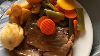Sunday Roast yang identik mewah dan menggugah selera tersaji di rumah sakit Addenbrooke’s, Inggris. Ada daging panggang, kentang, saus gravy, hingga sup yang disajikan. Foto: Facebook Rate My Hospital Plate/Bored Panda