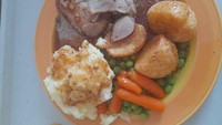 Menu makan malam pasien di rumah sakit Furness General, Inggris berupa irisan daging panggang, mashed potato, sayuran, dan kentang goreng. Yummy! Foto: Facebook Rate My Hospital Plate/Bored Panda