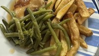 Kalau di Barnsley Hospital, Inggris, pasien disuguhkan menu berporsi banyak. Berupa meat and potato pie dengan tambahan sayuran di atasnya. Foto: Facebook Rate My Hospital Plate/Bored Panda