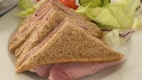 St James Hospital di Inggris menyediakan menu sandwich isi daging. Pelengkap sayuran seperti tomat, selada, dan mentimun juga disediakan. Foto: Facebook Rate My Hospital Plate/Bored Panda