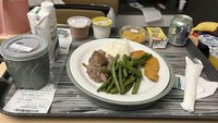 Makan malam di Loma Linda Univ Hospital, California, pasien bisa dapat irisan daging, sayuran hijau, dan sepotong makanan yang digoreng seperti fish and chips. Foto: Facebook Rate My Hospital Plate/Bored Panda