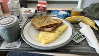 Untuk menu sarapan biasanya disajikan menu ringan. Di Loma Linda Univ Hospital tersaji omelet, roti panggang, pisang, sampai susu. Foto: Facebook Rate My Hospital Plate/Bored Panda