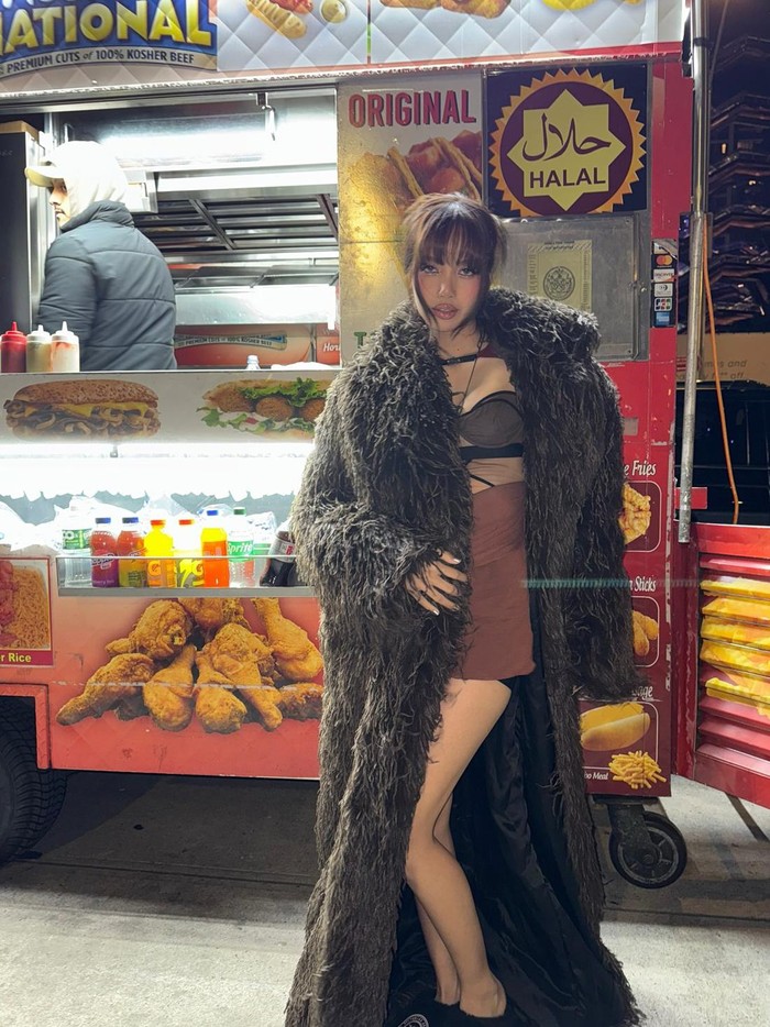 Bikin Salfok, Lisa BLACKPINK Jajan Hot Dog di Kedai Halal Pinggir Jalan Bikin Salfok, Lisa BLACKPINK Jajan Hot Dog di Kedai Halal Pinggir Jalan