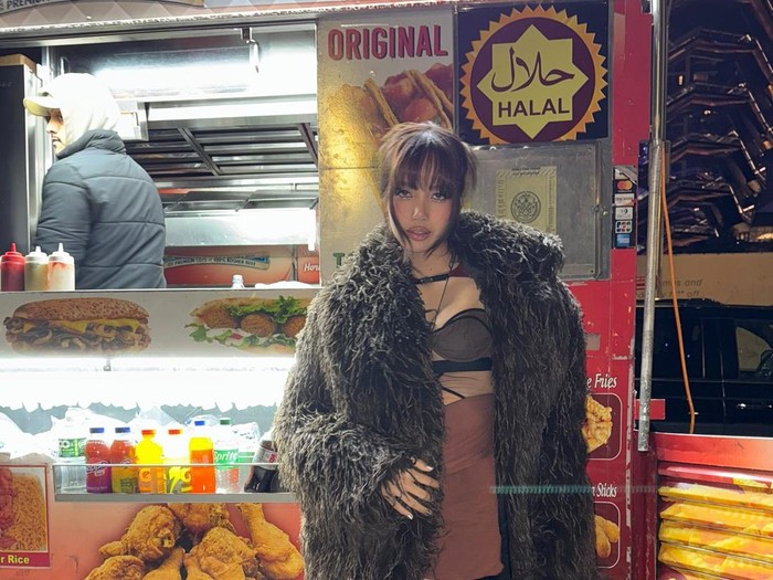 Bikin Salfok, Lisa BLACKPINK Jajan Hot Dog di Kedai Halal Pinggir Jalan