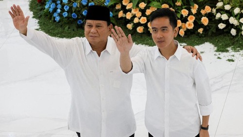 FILE PHOTO: Indonesias president-elect Prabowo Subianto and vice president-elect Gibran Rakabuming Raka wave after the countrys election commission officially announced them as the presidential election winners at General Election Commission (KPU) headquarters in Jakarta, Indonesia, April 24, 2024. REUTERS/Ajeng Dinar Ulfiana/File Photo