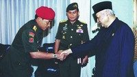 Setelah kerusuhan Mei 1998 dan lengsernya Soeharto dari jabatan presiden, Prabowo kemudian dimutasi menjadi Komandan Sekolah Staf dan Komando ABRI di Bandung. Pada 24 Agustus 1998, Prabowo Subianto mengakhiri kariernya di dunia militer setelah diberhentikan/pensiun dini dari institusi tersebut. (ANTARA)