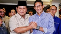 Prabowo pun kembali mengikuti kontestasi menjadi orang nomor satu di republik ini. Pada Pilpres 2019, Prabowo menggandeng Sandiaga Uno untuk bertarung kembali dengan petahana Joko Widodo yang kali ini bersama Ketua MUI KH Ma’ruf Amin sebagai wakilnya. Namun untuk ketiga kalinya, Prabowo harus mundur dan kalah saing dari lawannya. (Anton Raharjo/Anadolu Agency/Getty Images)