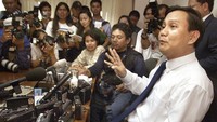 Mantan Pangliman Komando Cadangan Strategis Angkatan Darat itu juga sempat menggelar konferensi pers yang dihadiri puluhan wartawan dalam dan luar negeri di Jakarta, Selasa (9/3/2000). Prabowo dengan tegas membantah beberapa tuduhan Presiden Abdurrahman Wahid terkait terbunuhnya 100 orang di Papua serta kerusuhan Mei 1998 dan 27 Juli 1996. Prabowo Subianto sependapat bahwa harus ada yang bertanggung jawab dalam insiden Trisakti pada 12 Mei 1998. Namun, ia mengaku tidak tahu-menahu terhadap tindakan sebanyak satu satuan setingkat kompi (SSK) pasukan Artileri Pertahanan Udara (Arhanud) Kostrad karena sudah berada di bawah kendali operasi (BKO) ke Komando Daerah Militer Jaya. (AP Photo/Charles Dharapak)