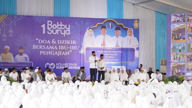 Cagub dan Cawagub Sumut, Bobby Nasution dan Surya menghadiri pengajian di halaman Istana Maimun
