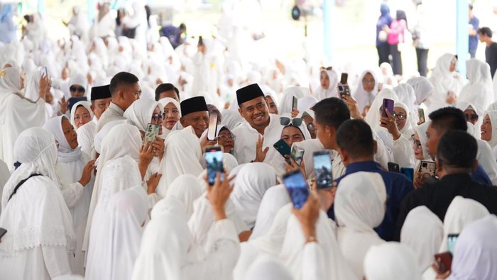 Cagub dan Cawagub Sumut, Bobby Nasution dan Surya menghadiri pengajian di halaman Istana Maimun