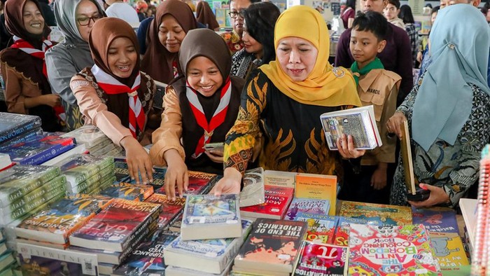 Cagub Jatim Khofifah Indar Parawansa saat peringatan Hari Perpustakaan Sekolah Internasional.