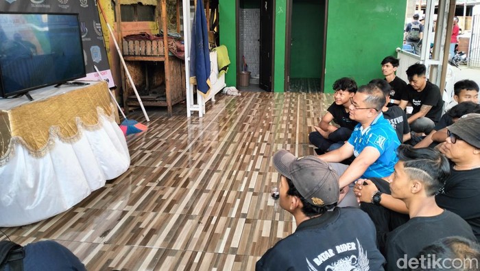 Calon wali kota Bandung Arfi Rafnialdi saat nonton bareng laga Persib vs Persebaya