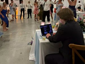 Viral Foto CEO Kerja Buka Laptop Saat Resepsi Nikahnya, Netizen: Ceraikan Dia