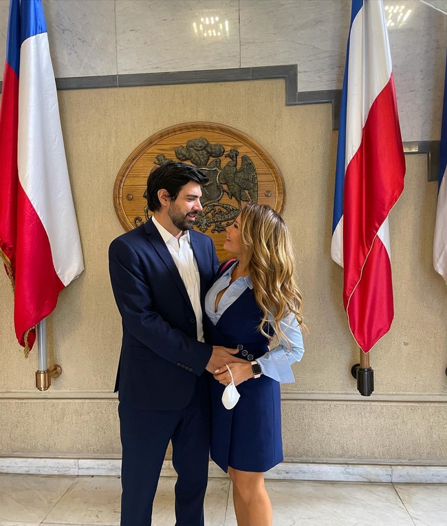 Platform tersebut bahkan tidak ragu untuk mempromosikan politisi yang jadi kontroversi itu. Dengan karisma dan kariernya yang luar biasa sebagai mantan presenter Mekano, mantan wali kota, mantan peserta VIP La Granja, dan interpretasi tak terlupakan karakter Robotina yang dicintai, Cathy akan menghadirkan dimensi baru kreativitas dan autentisitas untuk semua pengguna kami, tulis platform tersebut. Foto: Instagram Cathy Barriga