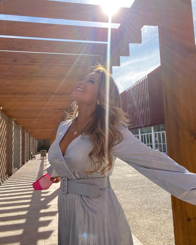 Dalam foto terbaru, Cathy pun membagikan potretnya ketika sedang bersiap-siap pemotretan konten berbayar yang dilakukan di rumahnya.  Foto: Instagram Cathy Barriga