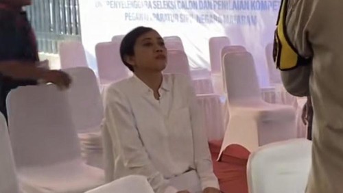 Wanita peserta tes calon pegawai negeri sipil (CPNS) tiba-tiba kaku saat menjalani tes. Foto: (Istimewa)