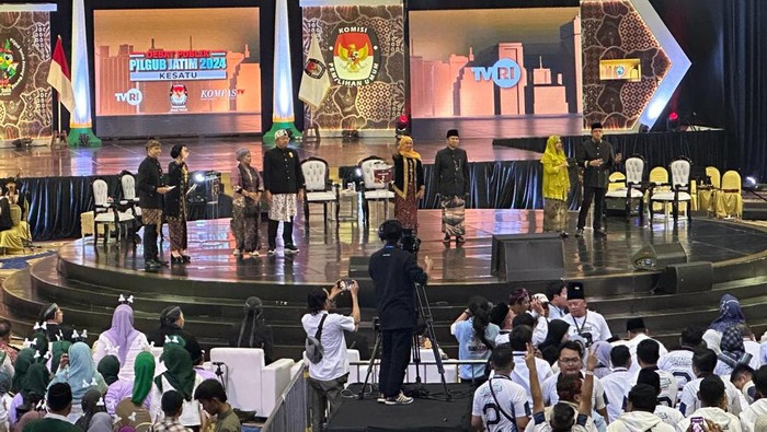Debat Cagub Perdana di Graha Unesa