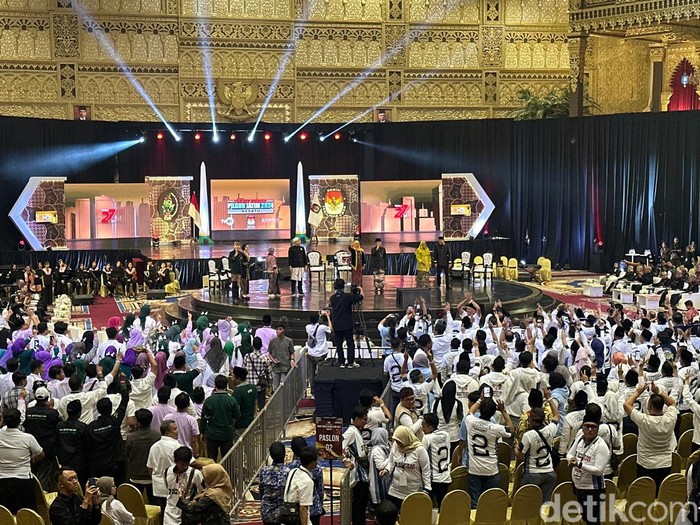Debat perdana Pilgub Jatim 2024
