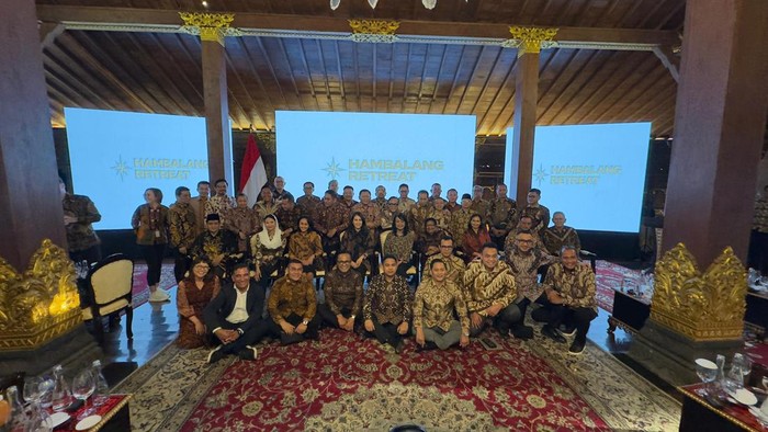 Presiden terpilih Prabowo Subianto memberikan pembekalan terhadap calon wakil menteri (wamen) di Hambalang, Jawa Barat. Sederet tokoh calon wamen ikut pembekalan tersebut.