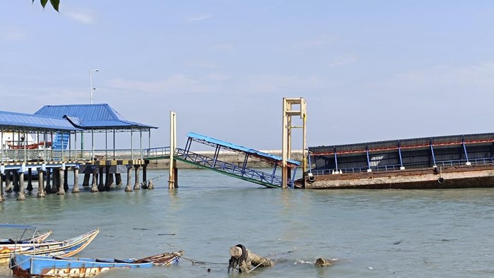 Dermaga kapal cepat di Pelabuhan Tanjung Kalian Mentok, Kabupaten Bangka Barat (Babar), Bangka Belitung (Babel) ambruk. Dermaga apung itu ambruk akibat cuaca buruk dan infrastruktur yang diduga telah rapuh.