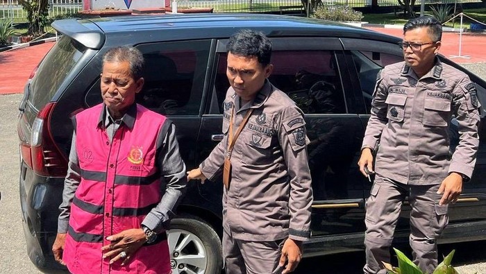 Kejaksaan Negeri (Kejari) Bone, Sulawesi Selatan (Sulsel) menetapkan mantan Kepala Desa (Kades) Laoni, berinisial NL (58) sebagai tersangka korupsi dana desa yang merugikan negara Rp 409 juta.