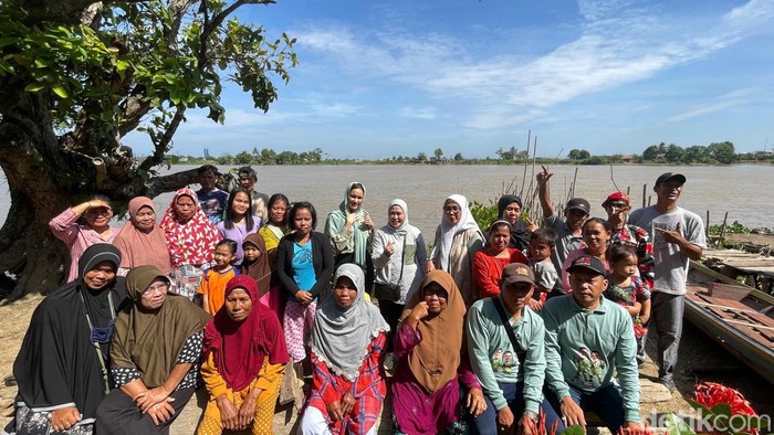 Dewi Sastriani dan Putri Azizah kunjungi warga di daerah perairan Palembang.