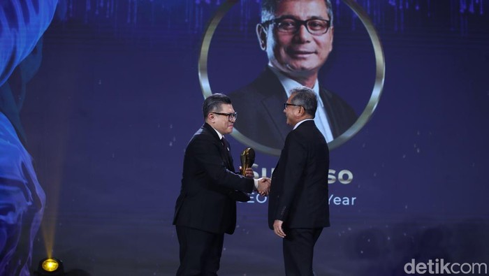 Dirut BRI Sunarso Raih CEO of The Year detikcom Awards PT Bank Rakyat Indonesia (Persero) Tbk atau BRI berhasil mencatatkan kinerja yang gemilang. Kinerja yang apik itu membuat BRI mendapatkan sejumlah pengakuan internasional.
