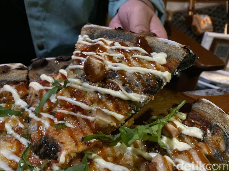 FELLA : Gurihnya BBQ Pizza Buatan Restoran Italia Modern di Bandung