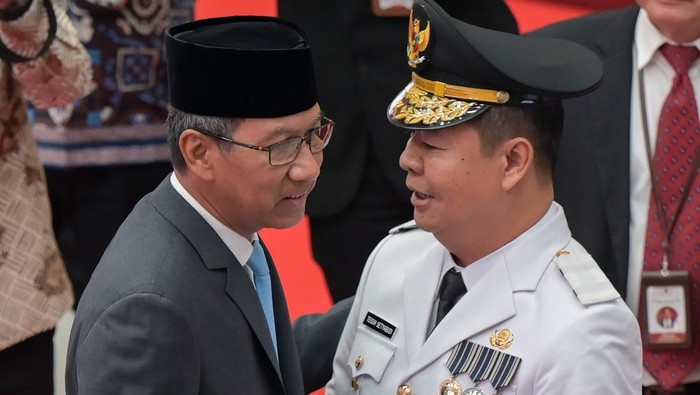 Penjabat (Pj) Gubernur DKI Jakarta periode 2022-2024 Heru Budi Hartono (kiri) bersalaman dengan Pj Gubernur DKI Jakarta yang baru, Teguh Setyabudi (kanan) sebelum upacara pelantikan di Kantor Kemendagri, Jakarta, Jumat (18/10/2024). Mendagri melantik Teguh Setyabudi sebagai Pj Gubernur DKI Jakarta menggantikan Heru Budi Hartono, dan Anwar Harun sebagai Pj Gubernur Papua Tengah menggantikan Ribka Haluk. ANTARA FOTO/Fauzan/rwa.