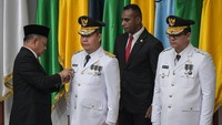 Selain itu Anwar Harun juga dilantik sebagai Pj Gubernur Papua Tengah menggantikan Ribka Haluk.