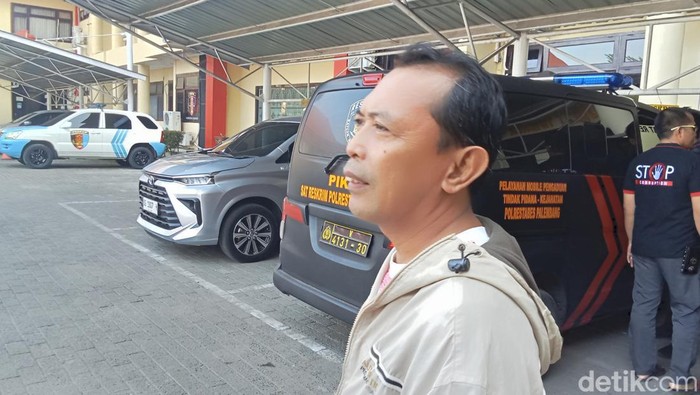 Guru di Palembang lapor polisi usai kehilangan motornya saat salat Jumat.