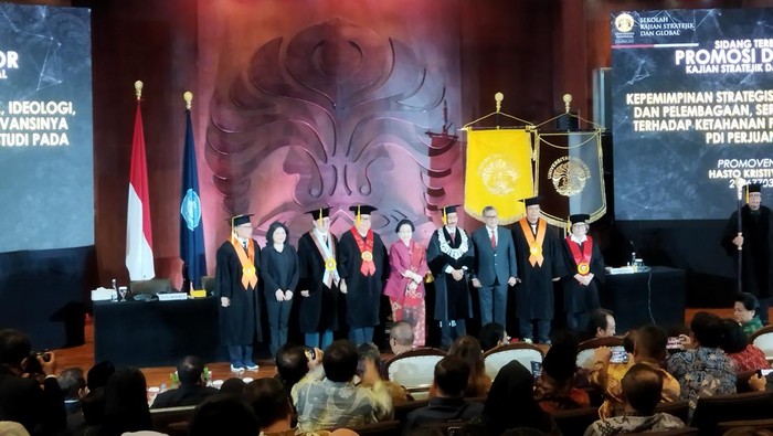 Hasto resmi terima gelar doktoral dari UI