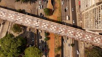 Pembukaan Viaduto Santa Ifigênia dilakukan pada tahun 1913, yang berfungsi sebagai penghubung antara Largo de Sao Bento dan Santa Ifigenia. 