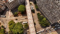 Dengan pagar besi tempa berwarna kuning dan trotoar geometris yang berwarna-warni, jembatan ini telah berkembang menjadi salah satu bangunan penting yang paling dikenal di Sao Paulo. 
