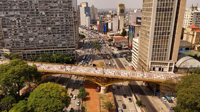 Indahnya Jembatan Pedestrian di Brasil People walk on Santa Efigenia viaduct in downtown Sao Paulo, Brazil October 17, 2024. REUTERS/Amanda Perobelli