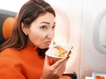 Ini Sebabnya Orang TakDisarankan Makan Selama Penerbangan