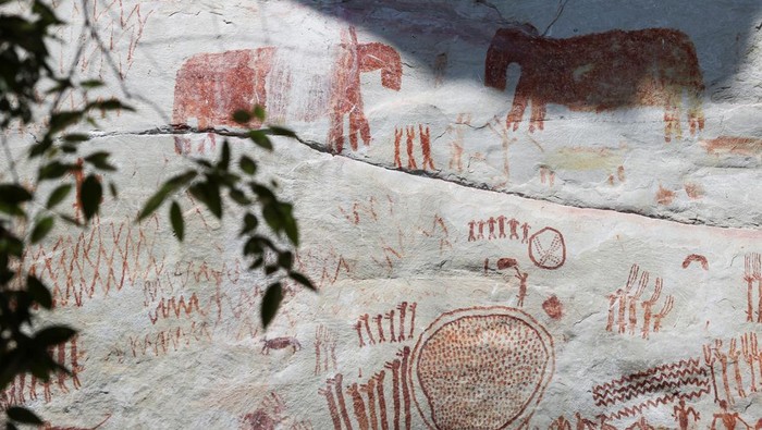 Amancio Caicedo, an indigenous tour guide, talks about the meaning of the cave paintings at the rocks of Cerro Pinturas, a large area protected for its archaeological importance, in San Jose de Guaviare, Colombia September 23, 2024. REUTERS/Luisa Gonzalez       TPX IMAGES OF THE DAY