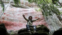 Petani Kolombia mengganti tanaman koka dengan pariwisata untuk melindungi lingkungan. Di jantung hutan Kolombia, petani telah menukar produksi koka dan penggundulan hutan dengan pariwisata, yang menyediakan pekerjaan bagi ratusan penduduk setempat.