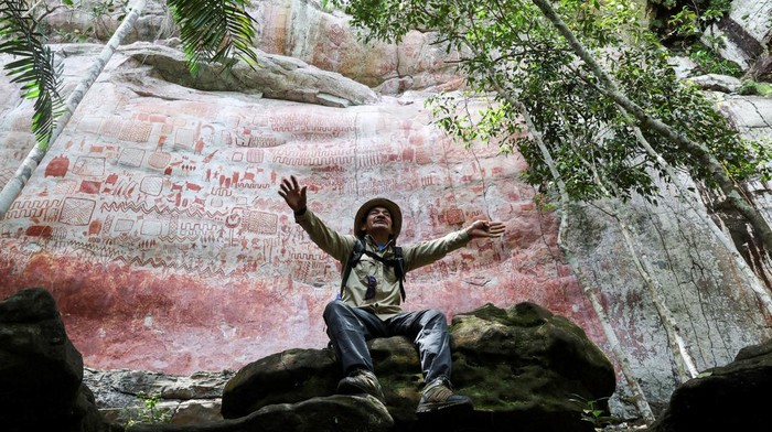 Amancio Caicedo, an indigenous tour guide, talks about the meaning of the cave paintings at the rocks of Cerro Pinturas, a large area protected for its archaeological importance, in San Jose de Guaviare, Colombia September 23, 2024. REUTERS/Luisa Gonzalez TPX IMAGES OF THE DAY