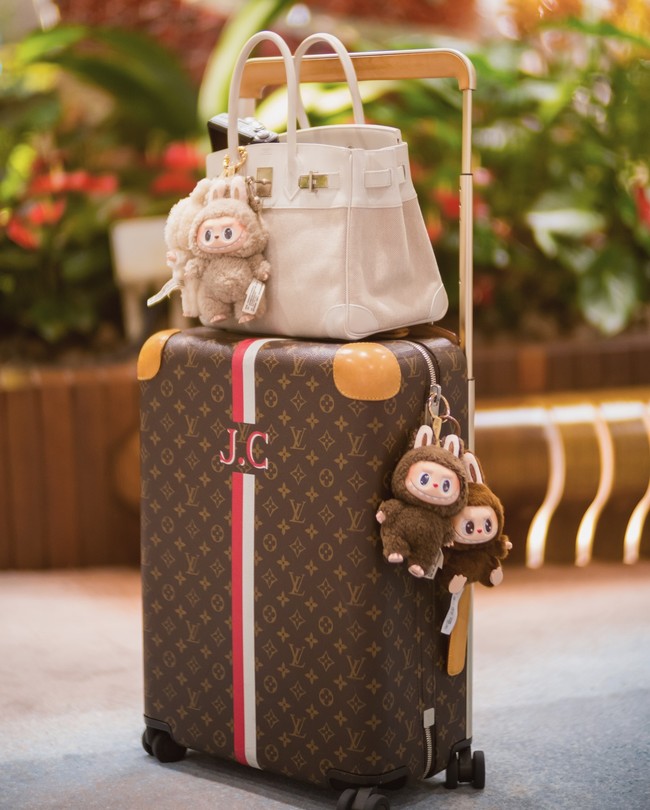 Bukan hanya untuk tas yang dipakai sehari-hari. Jamie Chua juga menghiasi koper mewahnya dengan Labubu tanpa takut hilang. Dalam foto ini, Jamie menyesuaikan warna boneka dengan tasnya. Foto: Instagram Jamie Chua