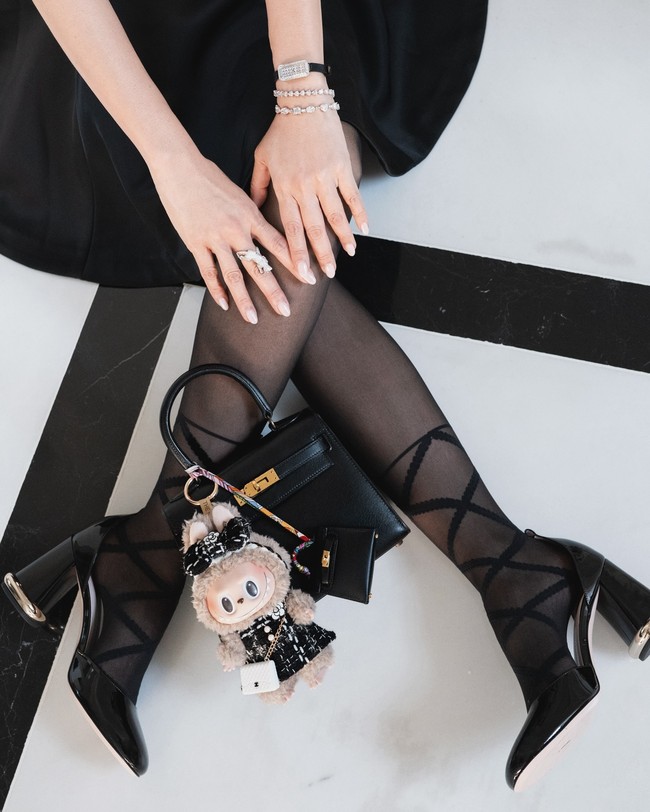 Jamie tak hanya memamerkan OOTD-nya sendiri tapi juga padu-padan baju dan aksesori Labubu. Ketika dipadukan dengan tas Hermes hitam, ia juga mendadani Labubu dengan baju yang elegan. Foto: Instagram Jamie Chua