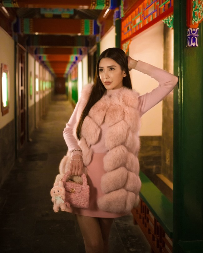 Jamie Chua dikenal sebagai sosialita yang punya koleksi tas mewah fantastis, terutama Hermes Birkin. Sebagai penggila tas, ia pun tidak mau ketinggalan dengan tren gantungan boneka Labubu.Foto: Instagram Jamie Chua