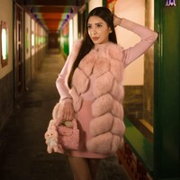 Jamie Chua dikenal sebagai sosialita yang punya koleksi tas mewah fantastis, terutama Hermes Birkin. Sebagai penggila tas, ia pun tidak mau ketinggalan dengan tren gantungan boneka Labubu.Foto: Instagram Jamie Chua