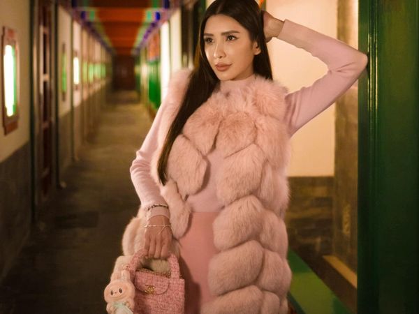 8 Gaya Sosialita Jamie Chua Padukan Labubu dengan Tas Mewah, Punya Semua Warna
