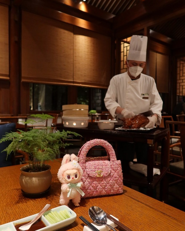 Labubu miliknya pun sering berkunjung ke berbagai tempat mewah, termasuk restoran. Dalam postingannya, Jamie Chua mengakui bahwa gantungan boneka itu merupakan caranya melepas ‘inner child’. Foto: Instagram Jamie Chua