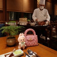 Labubu miliknya pun sering berkunjung ke berbagai tempat mewah, termasuk restoran. Dalam postingannya, Jamie Chua mengakui bahwa gantungan boneka itu merupakan caranya melepas ‘inner child’. Foto: Instagram Jamie Chua