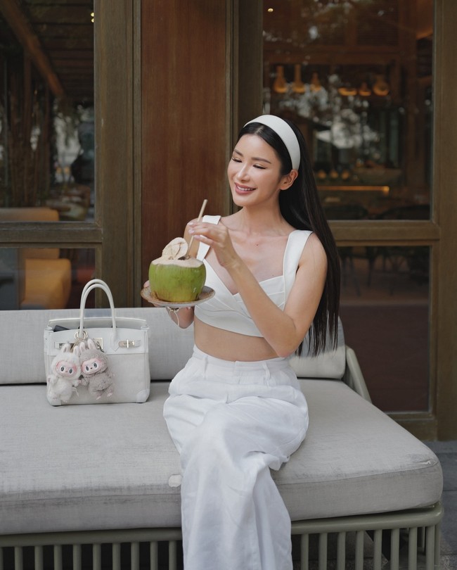 Dalam berbagai postingan OOTD belakangan ini, Jamie Chua hampir selalu membawa tas dengan Labubu. Ia pun tampak punya semua warna dan modelnya untuk disesuaikan dengan koleksi tasnya yang memang beragam. Foto: Instagram Jamie Chua