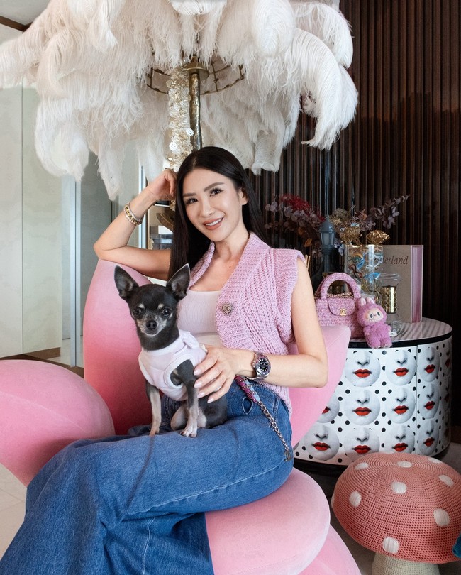 Begini penampilannya yang ultrafeminin dengan tas Chanel dan Labubu pink. Foto: Instagram Jamie Chua